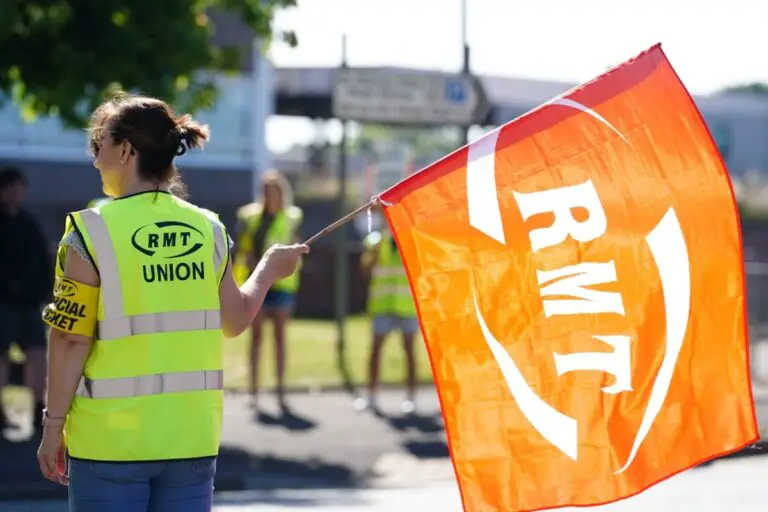 Railway strikes: Travel disruption continues as negotiations stall.